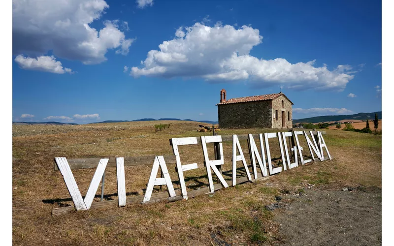 Percorso Via Francigena a Scala, Siena - Toscana  - scritta nel paesaggio