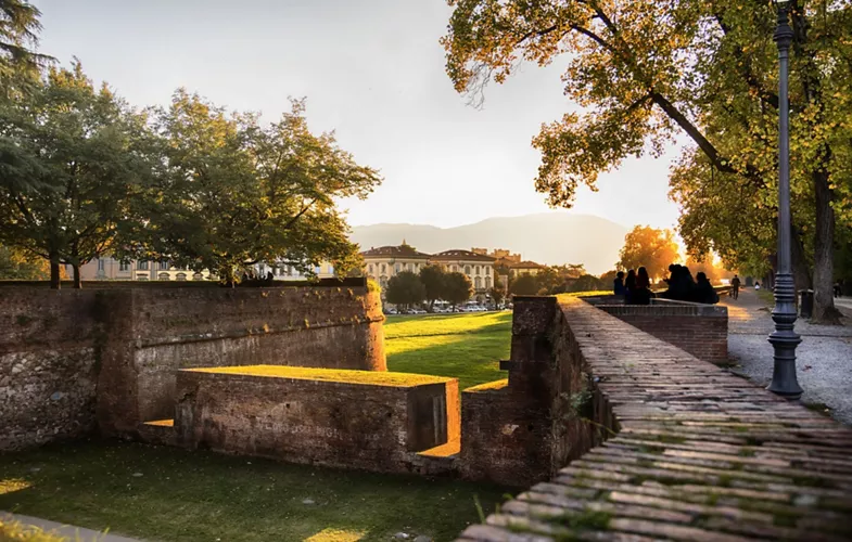 Lucca: the walls and the square