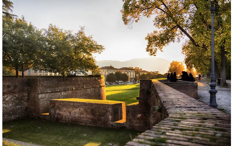 Lucca, las murallas y la plaza