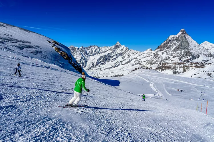 Cervinia: skiing... with wings