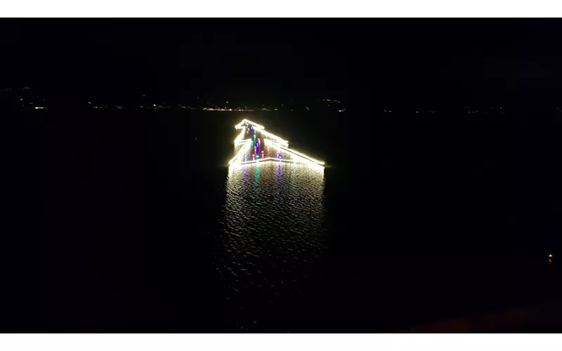 Lights on Lake Trasimene: the largest Christmas tree in the world designed on water