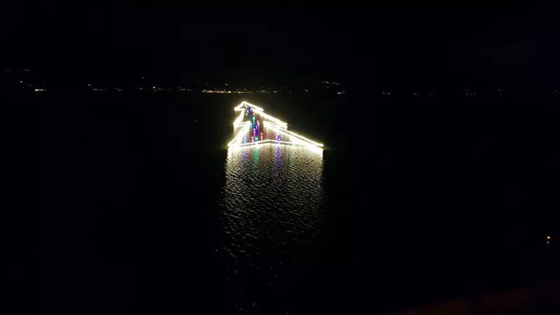Lights on Lake Trasimene: the largest Christmas tree in the world designed on water