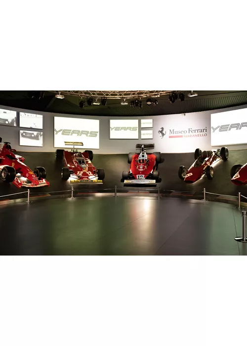 Una sala del Museo Ferrari - Maranello, Emilia Romagna. Photo by: ENIT - Agenzia Nazionale del Turismo, licenza CC BY-NC-SA <https://creativecommons.org/licenses/by-nc-sa/4.0/deed.it>