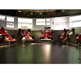 Una sala del Museo Ferrari - Maranello, Emilia Romagna. Photo by: ENIT - Agenzia Nazionale del Turismo, licenza CC BY-NC-SA <https://creativecommons.org/licenses/by-nc-sa/4.0/deed.it>