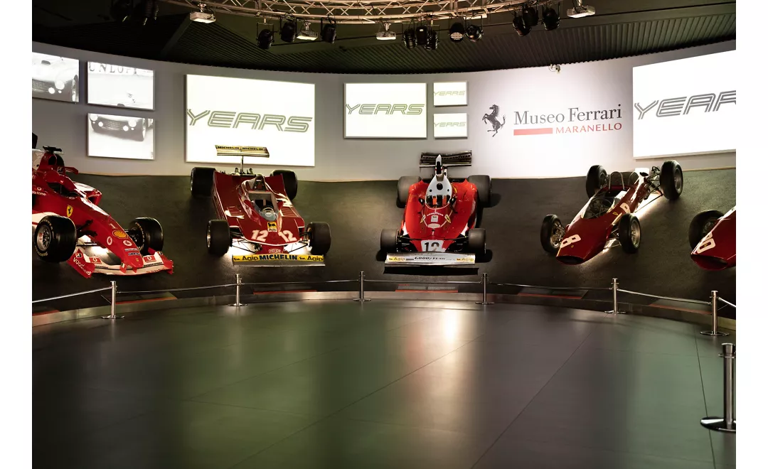 Una sala del Museo Ferrari - Maranello, Emilia Romagna. Photo by: ENIT - Agenzia Nazionale del Turismo, licenza CC BY-NC-SA <https://creativecommons.org/licenses/by-nc-sa/4.0/deed.it>