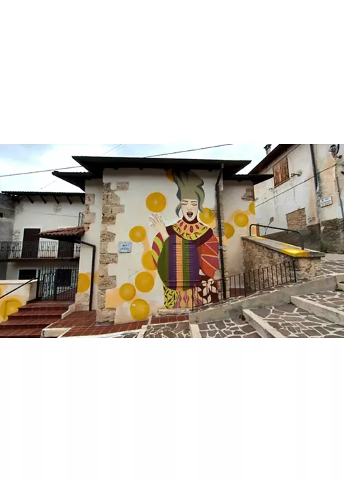 Murales y grafitis ponen color a pueblos y ciudades