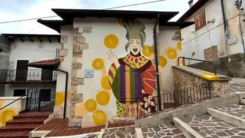 Murales y grafitis ponen color a pueblos y ciudades