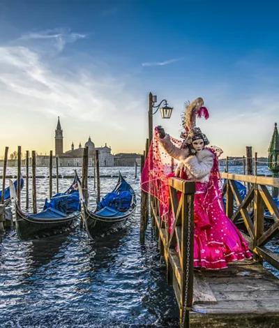Maschera del Carnevale di Venezia sul canale