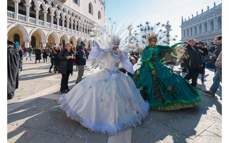 Carnaval de Venecia, Una mujer con el típico disfraz veneci…