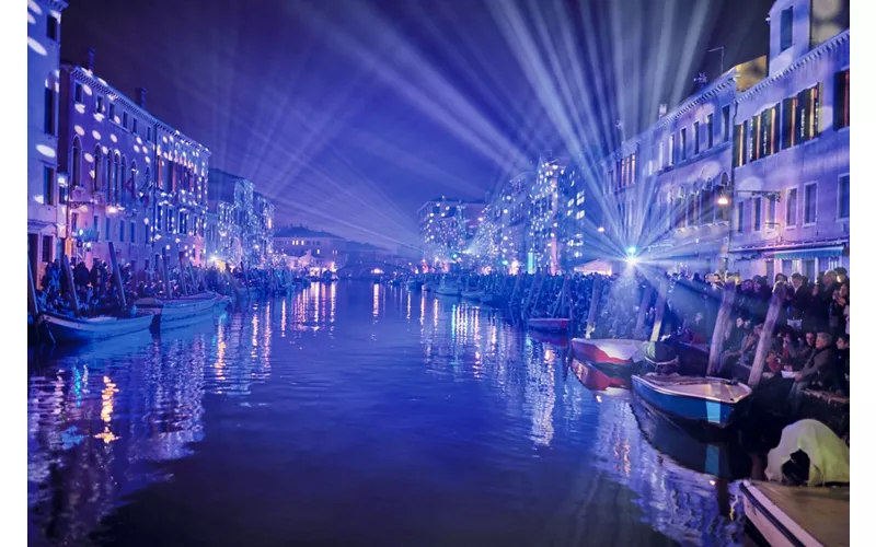 Canal de Venecia iluminado