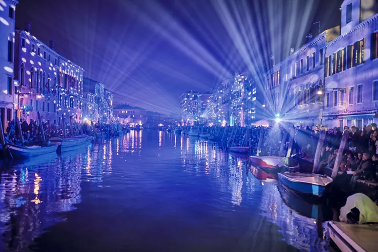 Canale di Venezia illuminato