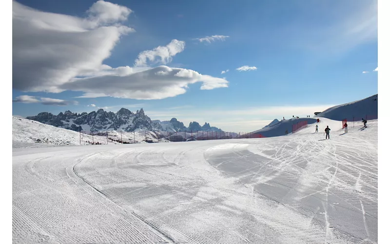 Val di Fiemme: la meraviglia delle Dolomiti del Latemar e la magia dello sci in notturna.
