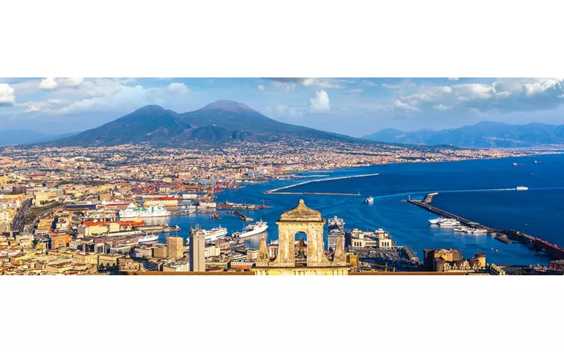 In volo sopra il golfo di Napoli, sorvolando il Vesuvio