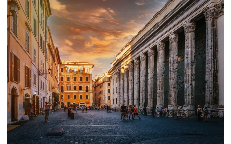 Vista di Piazza di Pietra e del Tempio di Adriano