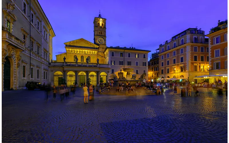 Vista di Piazza Santa Maria in Trastevere e della Basilica di notte