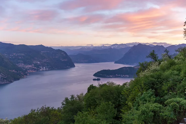 Lombardía, paisajes alpinos, emociones y adrenalina marinas
