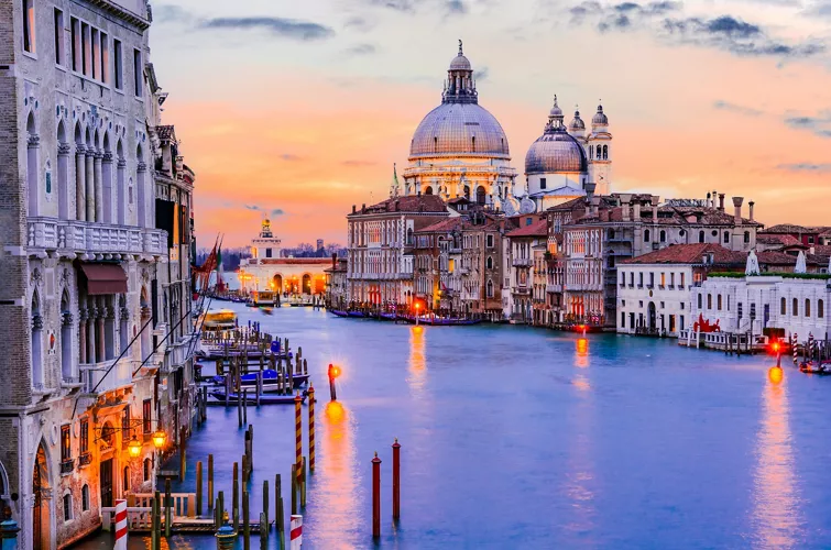 Vista del Canal Grande e della Basilica di Santa Maria della Salute al tramonto