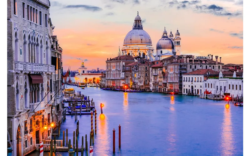 Vista del Canal Grande e della Basilica di Santa Maria della Salute al tramonto