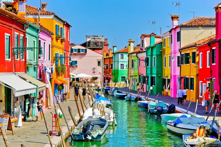 Vista delle case colorate di Burano, disposte ai due lati del canale. Photo by Javen / shutterstock.com