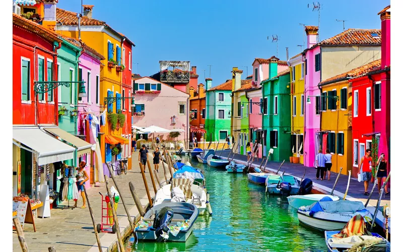 Vista delle case colorate di Burano, disposte ai due lati del canale. Photo by Javen / shutterstock.com