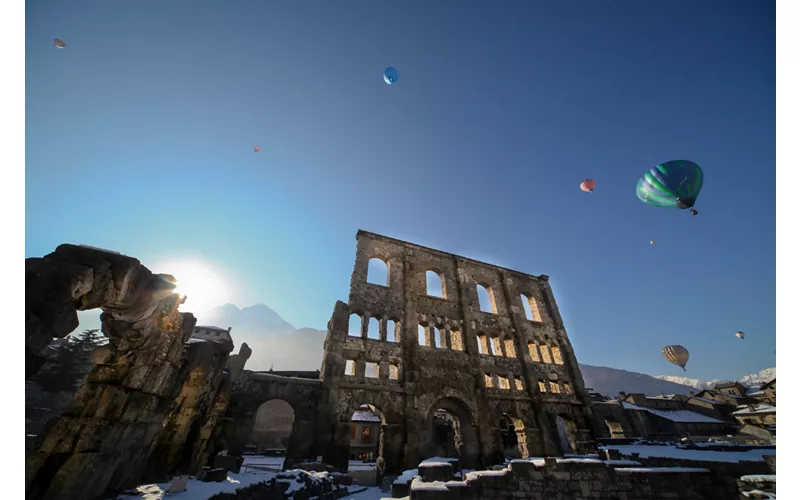 En montgolfière, au milieu du paysage féérique de la Vallée d'Aoste