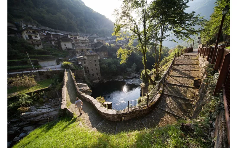 Scoprire una Valle d'Aosta insolita, camminando lontano dai luoghi comuni