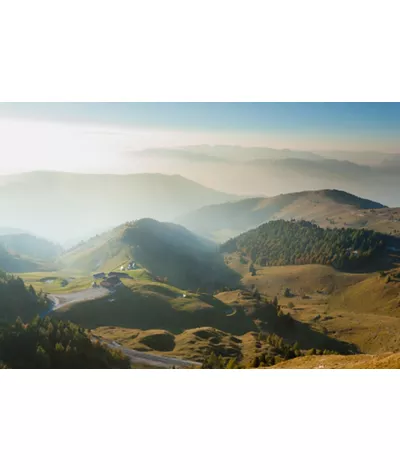 Veneto, the thrill of flying over mountains and cities of art, taking off from the Monte Grappa massif