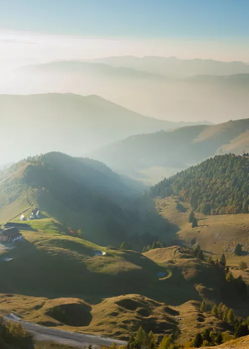 Veneto, the thrill of flying over mountains and cities of art, taking off from the Monte Grappa massif