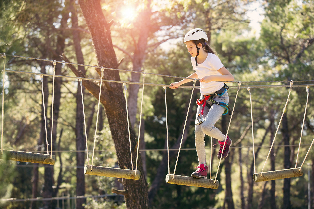 Nel parco di Frasassi, un bellissimo sentiero ad anello adatto ai bambini:  il GreenWay del fiume Sentino - Mamma con caschetto