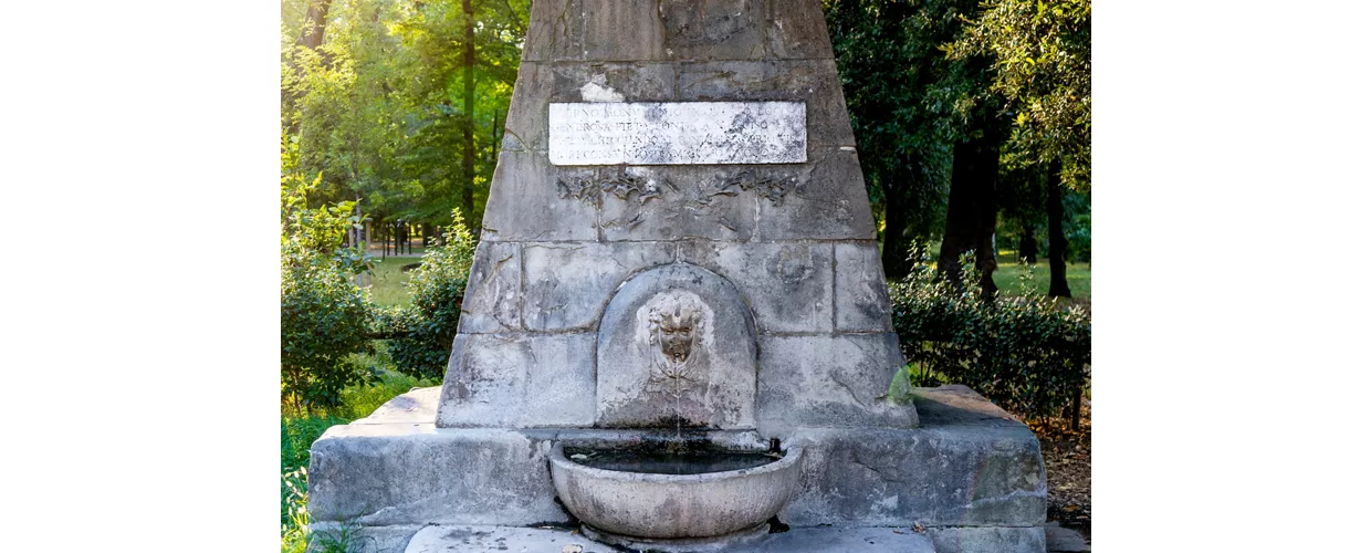 Immagine da vicino della Fontana del Narciso all’interno del Parco delle Cascine di Firenze.