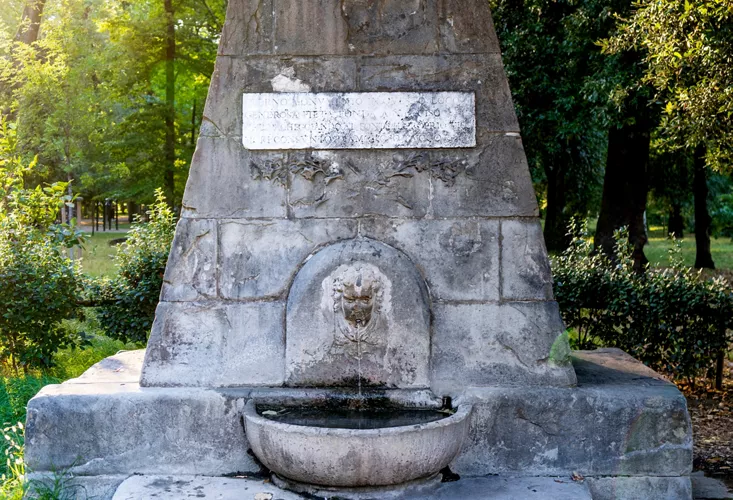 Immagine da vicino della Fontana del Narciso all’interno del Parco delle Cascine di Firenze.
