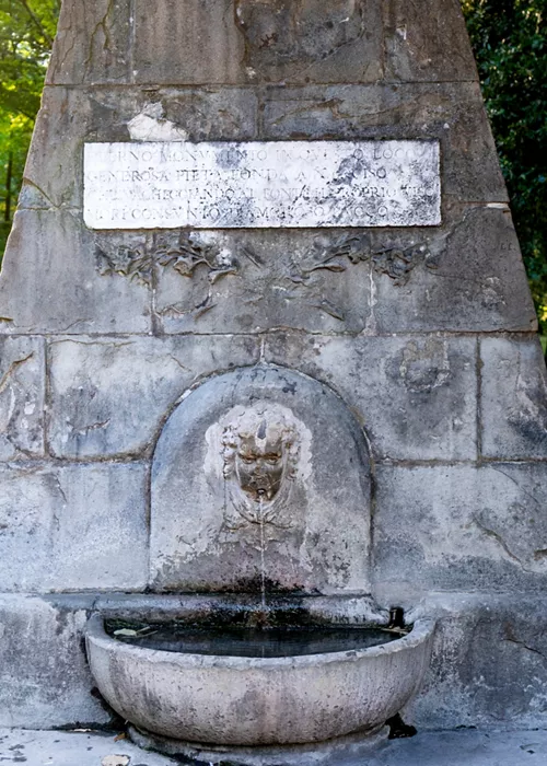Immagine da vicino della Fontana del Narciso all’interno del Parco delle Cascine di Firenze.