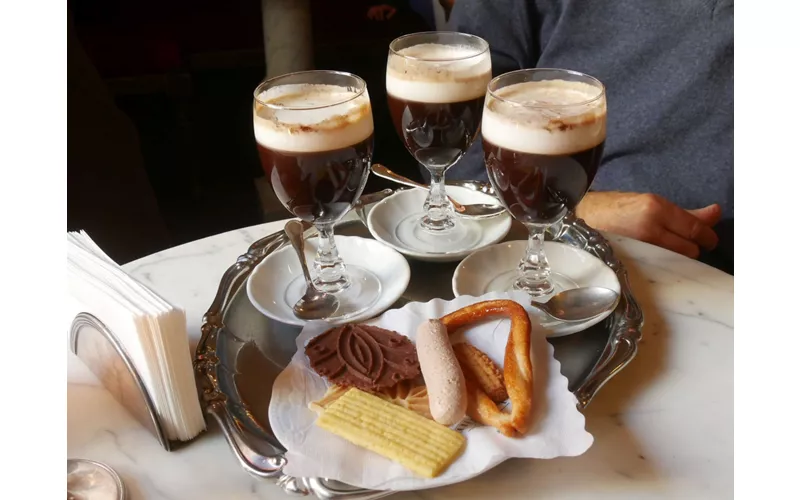 Merenda reale con Bicerin e dolcetti