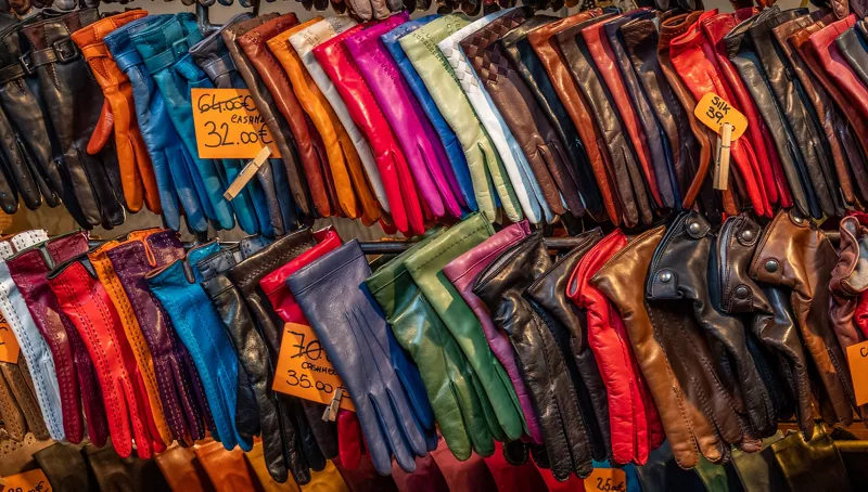 Esposizione di guanti in pelle fiorentina al Mercato San Lorenzo