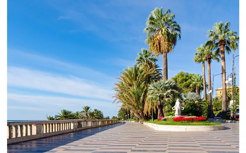 Sulla Riviera di Ponente, tra mare e collina