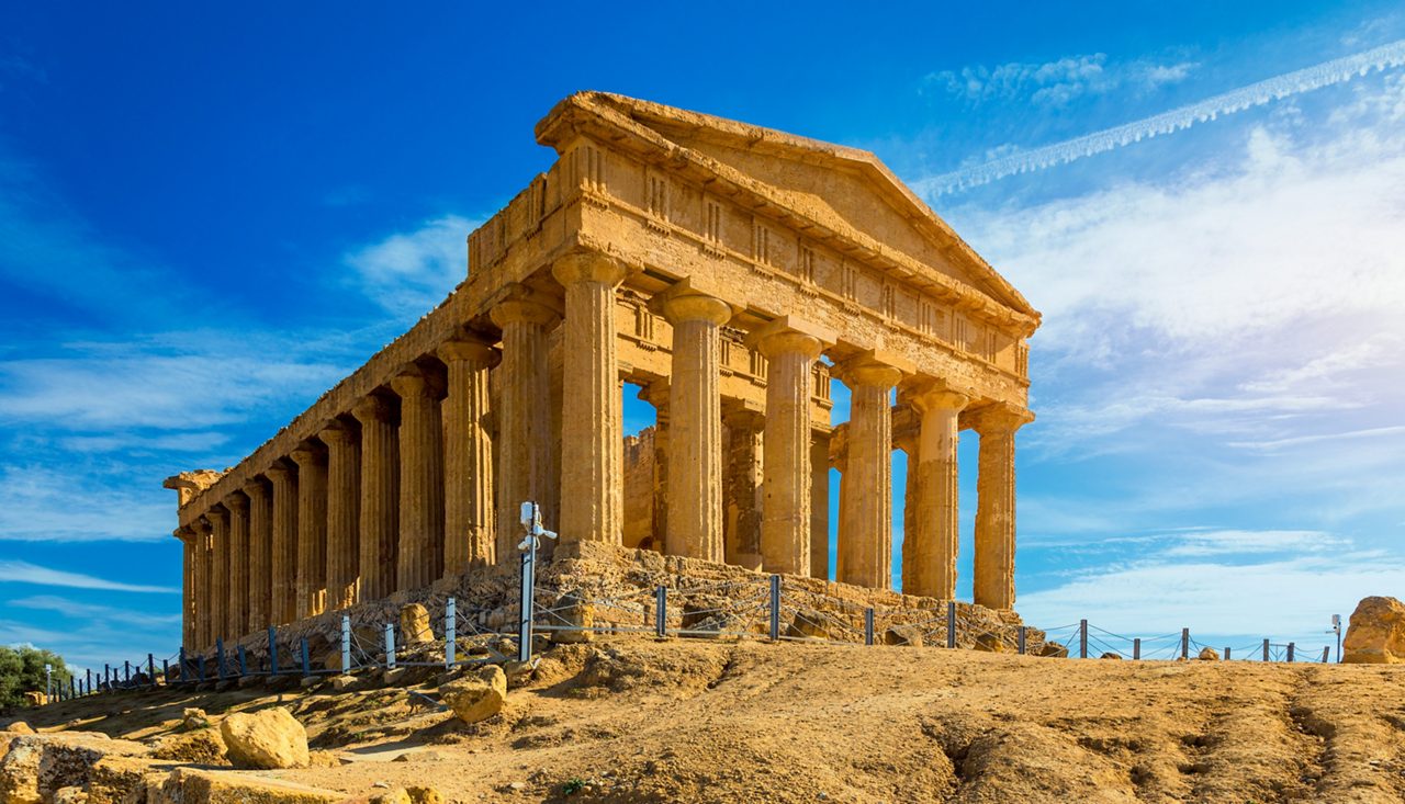 Valley of the Temples (Valle dei Templi), The Temple of Concordia, an ancient Greek Temple built in the 5th century BC, Agrigento, Sicily. Temple of Concordia, Agrigento, Sicily, Italy