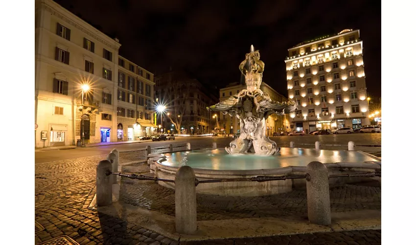 Fontana del Tritone illuminata di sera