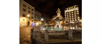 Fontana del Tritone illuminata di sera