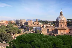 Vista del Colosseo e Chiesa Santi Luca e Martina martiri dal Rione Monti