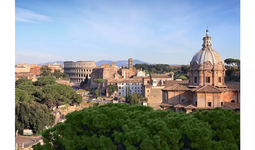 Vista del Colosseo e Chiesa Santi Luca e Martina martiri dal Rione Monti