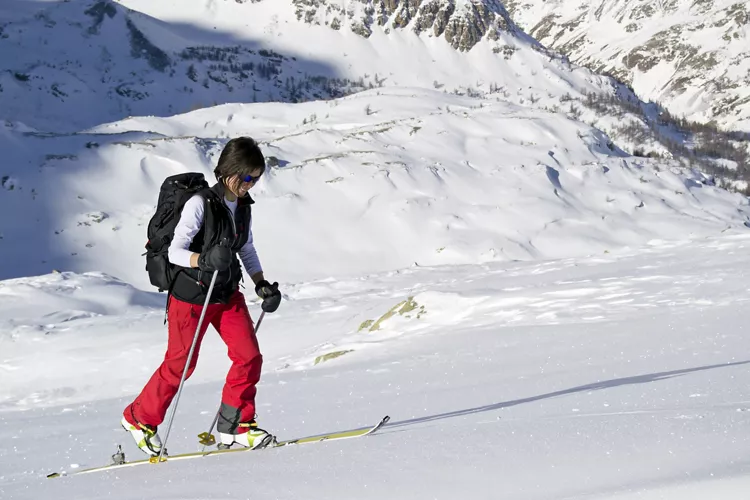Una ragazza pratica sci di fondo sulle nevi del Parco
