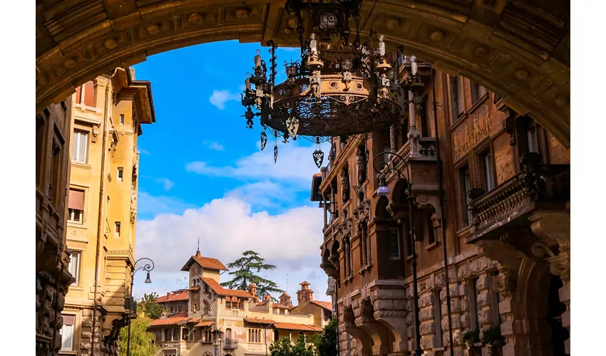 Lampadario sospeso sull�arco d�ingresso del quartiere Copped�