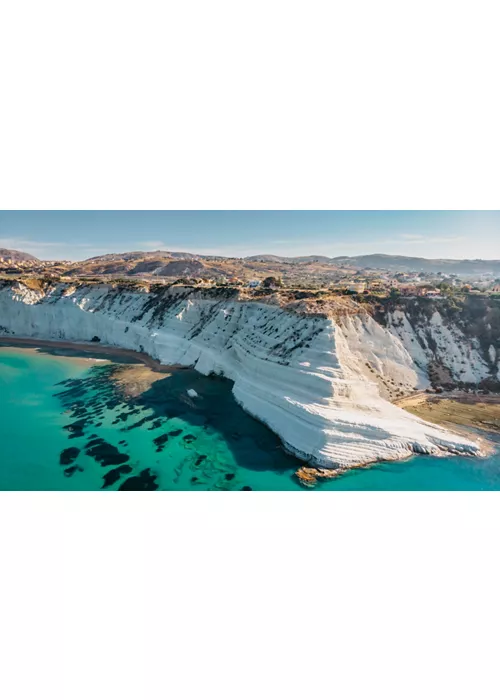Vista aerea della bianca falesia di Scala dei Turchi e del mare turchese sottostante