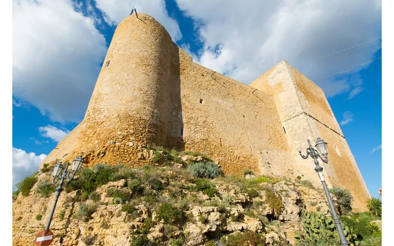 Il Castello di Naro visto dal basso