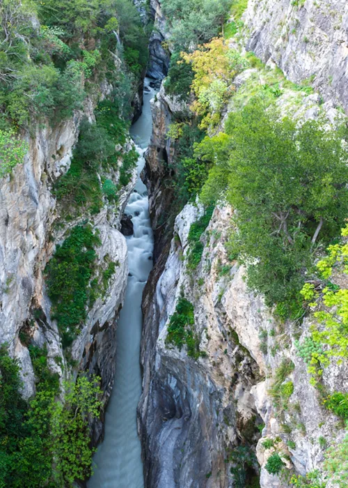 Vista aerea di una delle gole in cui scorre il torrente Raganello