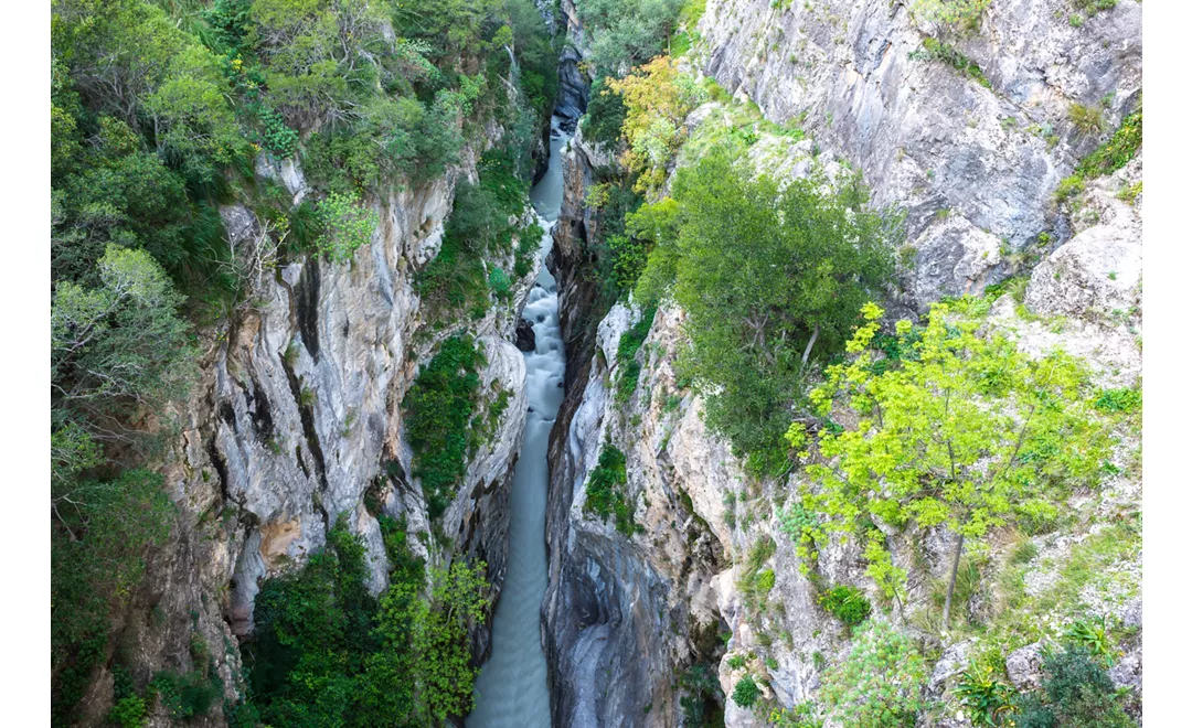 Vista aerea di una delle gole in cui scorre il torrente Raganello