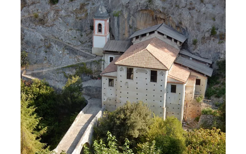 Veduta aerea del Santuario della Madonna del Pollino costruito a ridosso di una imponente parete di roccia