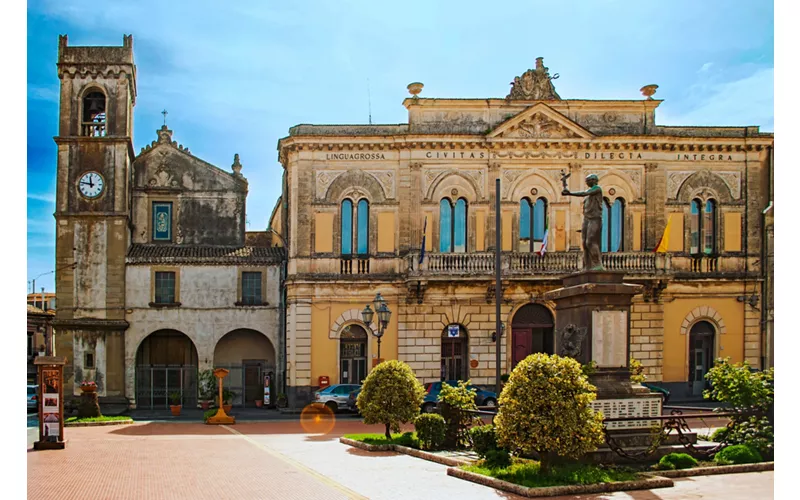 Facciate della Chiesa di San Francesco di Paola e del Palazzo del Comune a Linguaglossa