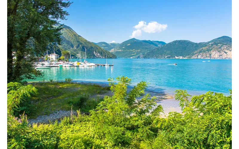 Immagine panoramiche del lago di iseo dalla sponda di Pisogne