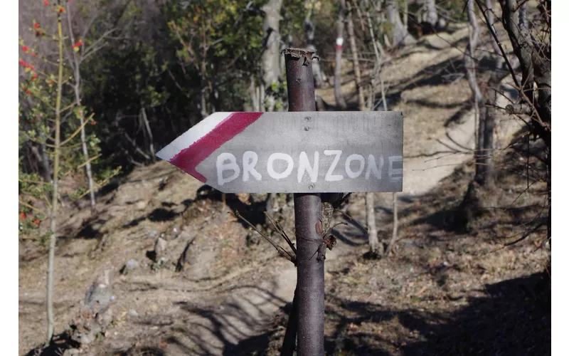 Indicazioni sul sentiero per raggiungere la cima del Monte Bronzone